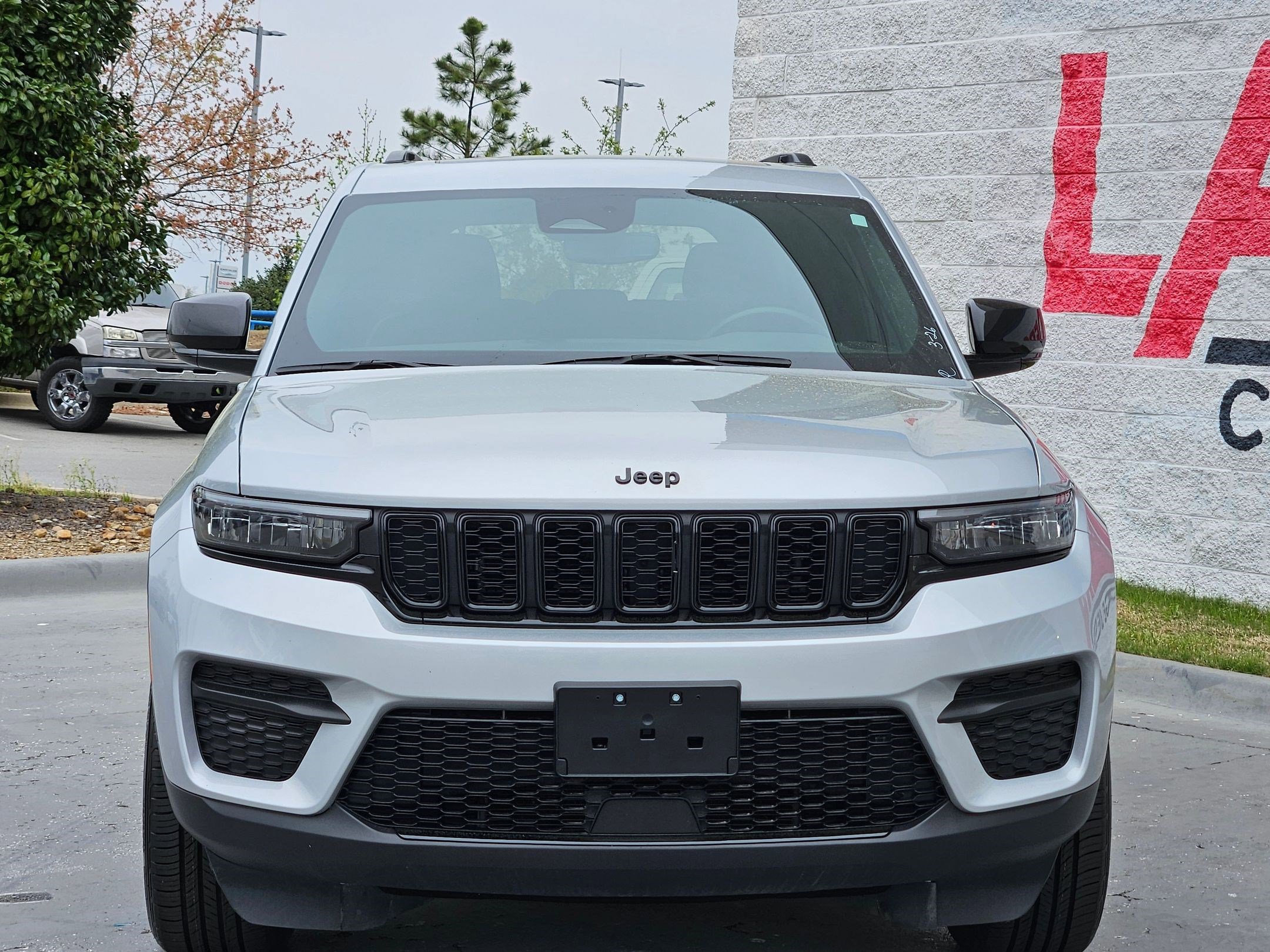 Used 2024 Jeep Grand Cherokee Altitude AWD/4WD image 2