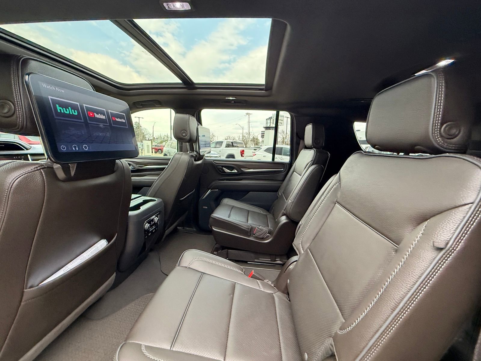 Used 2024 GMC Yukon XL Denali w/ Denali Reserve Package image 5