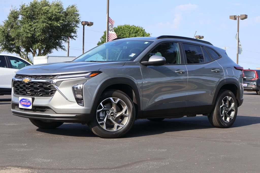Used 2025 Chevrolet Trax LT w/ LT Convenience Package FWD image 19