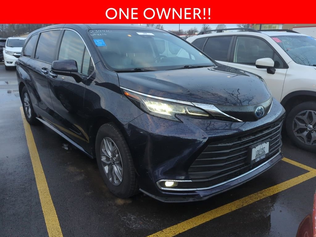 Used 2023 Toyota Sienna XLE image 3