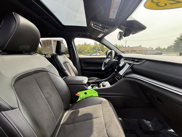 Used 2023 Jeep Grand Cherokee Altitude image 13