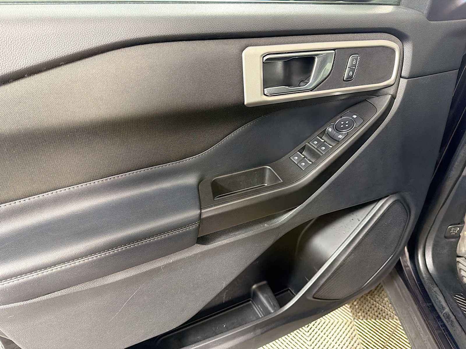 Used 2020 Ford Explorer XLT image 15