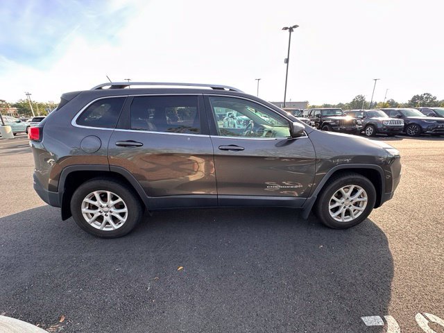 Used 2016 Jeep Cherokee Latitude w/ Cold Weather Group AWD/4WD image 8