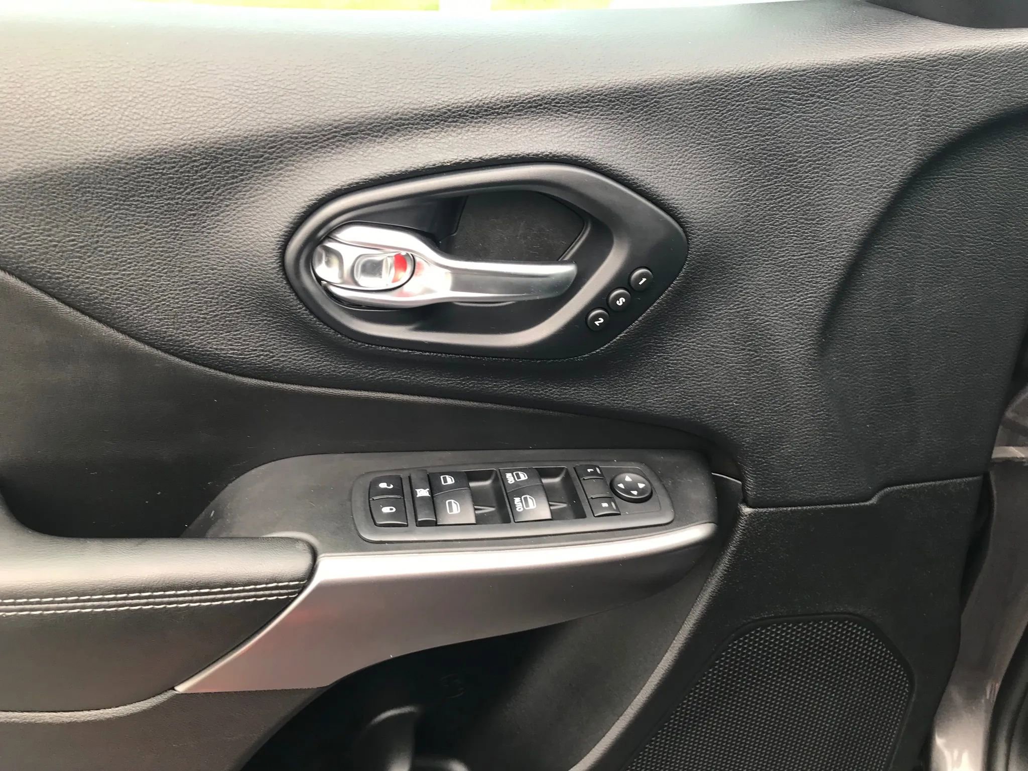 Used 2019 Jeep Cherokee Limited w/ Technology Group image 13