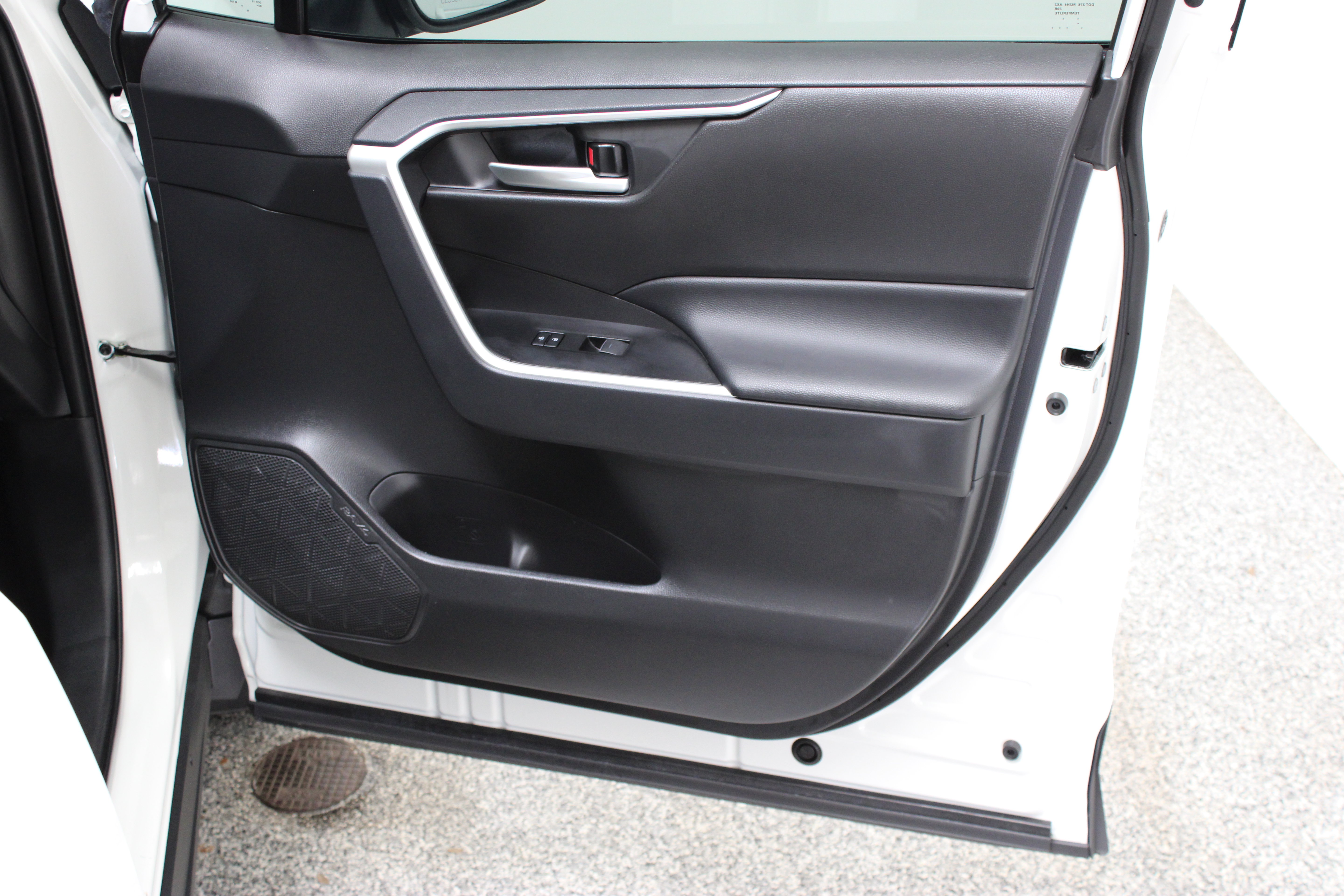 Used 2025 Toyota RAV4 XLE w/ Convenience Package FWD image 36