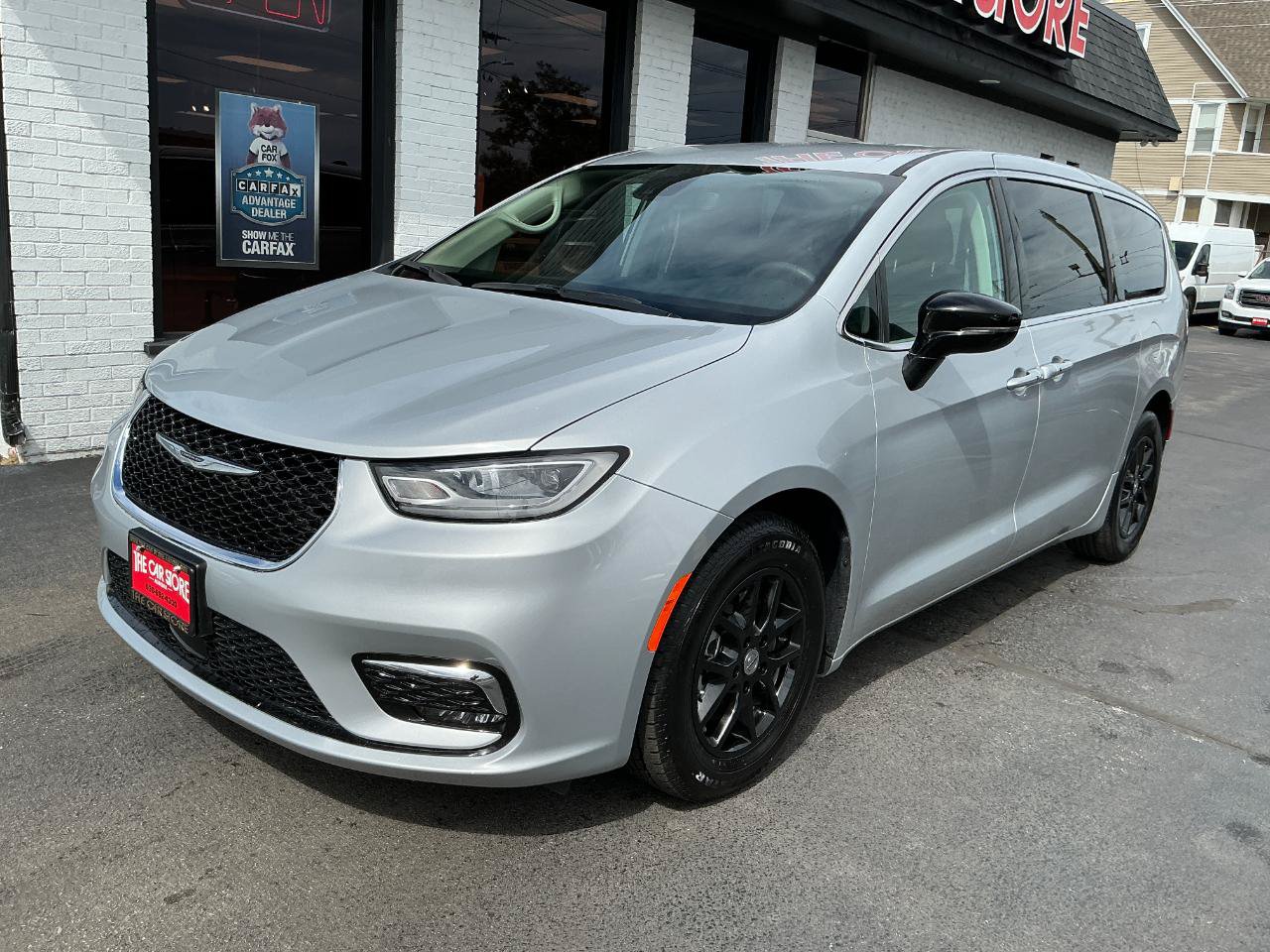 Used 2024 Chrysler Pacifica Touring-L FWD image 2