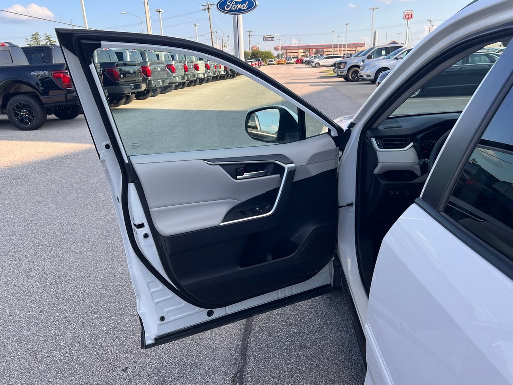 Used 2019 Toyota RAV4 XLE w/ Protection Package FWD image 11
