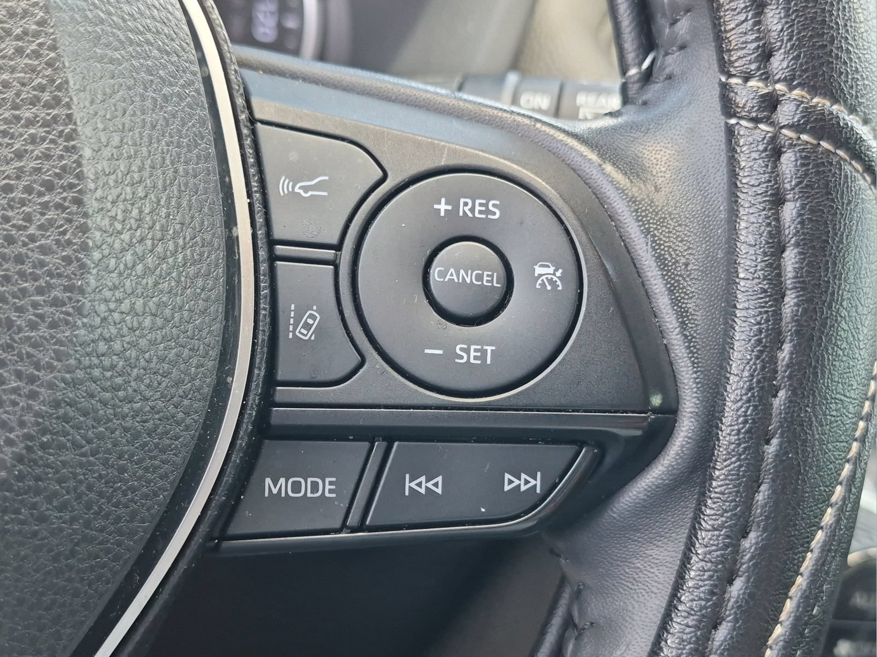 Used 2019 Toyota RAV4 XLE Premium FWD image 10