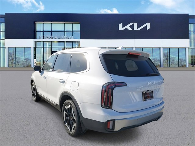 Used 2024 Kia Telluride EX w/ EX Captain's Chair Package image 3