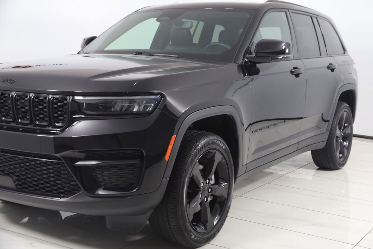 Used 2024 Jeep Grand Cherokee Altitude AWD/4WD image 52