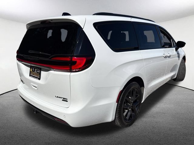 Used 2025 Chrysler Pacifica Limited w/ Trailer Tow Group AWD/4WD image 14