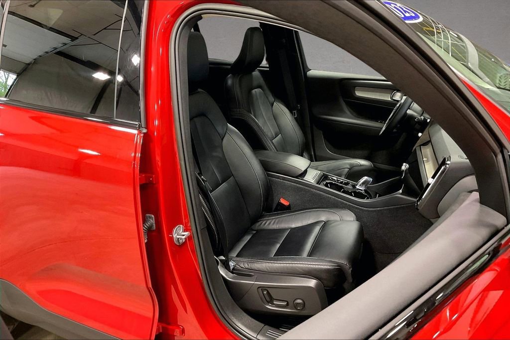 Certified 2023 Volvo XC40 B5 Plus w/ Protection Package Premier AWD/4WD image 29