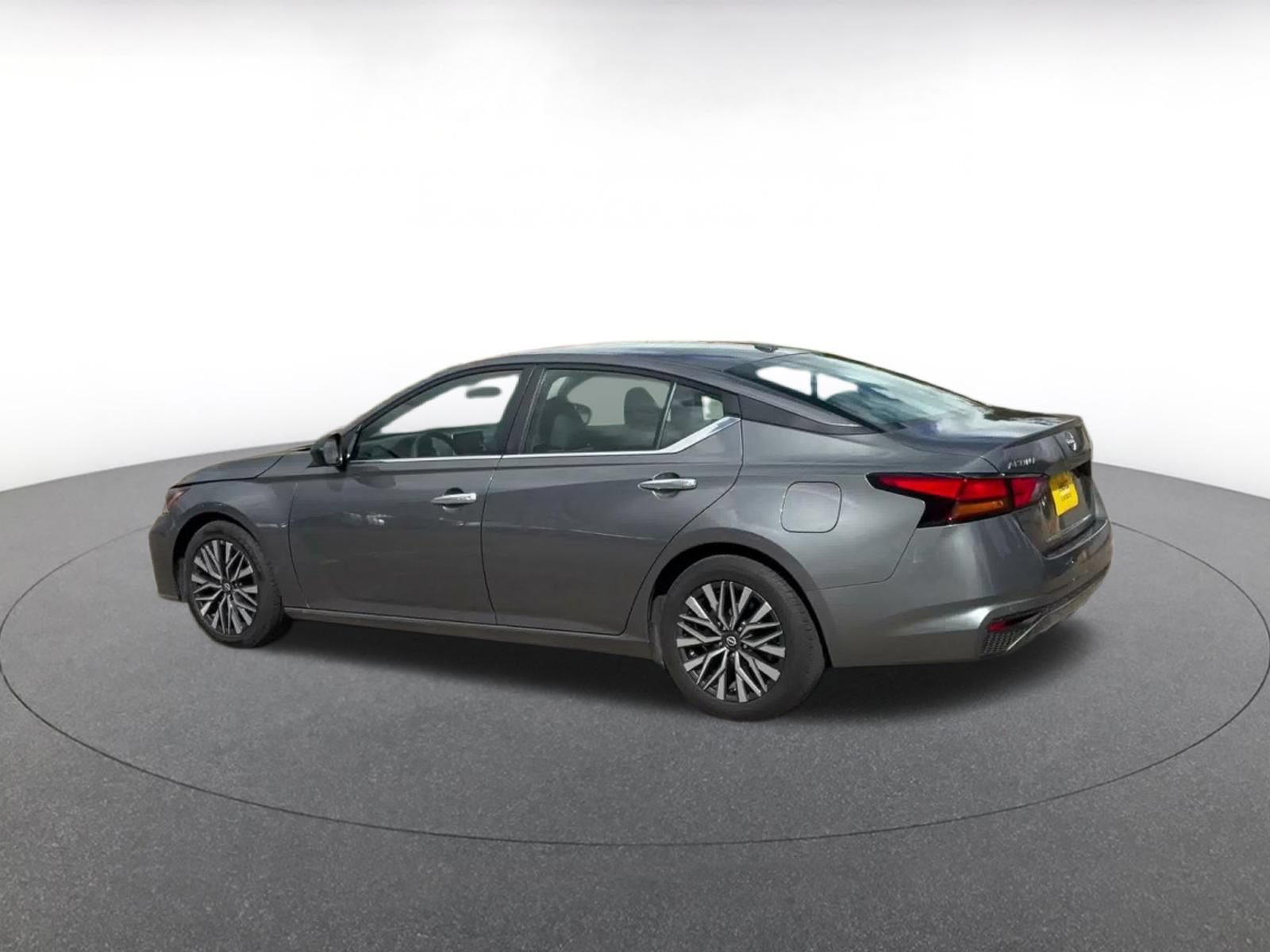 Used 2025 Nissan Altima 2.5 SV FWD image 9