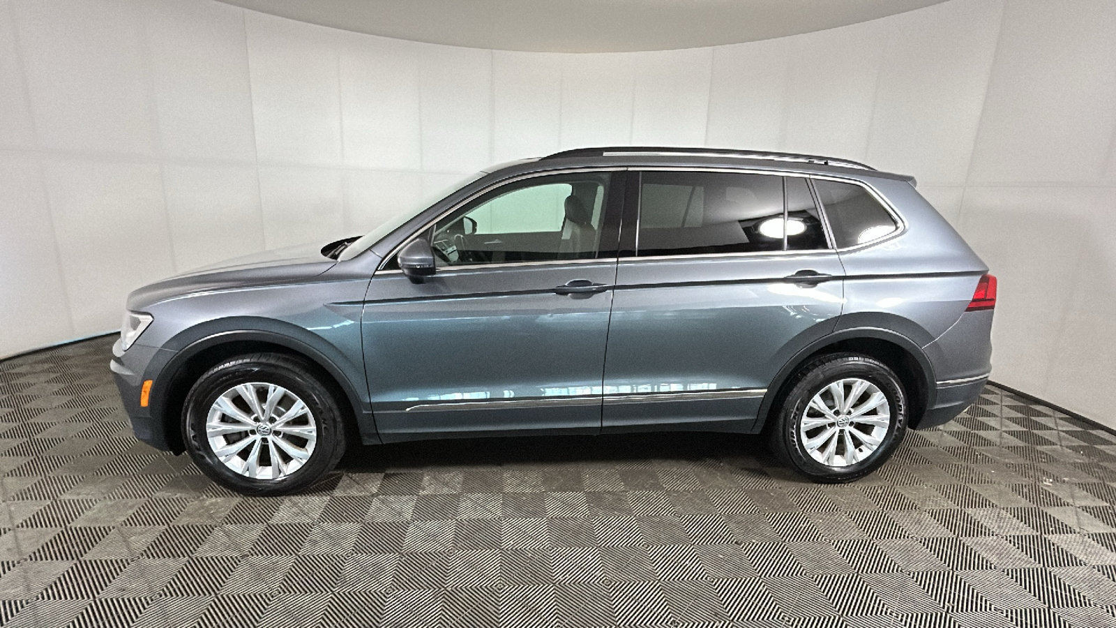 Used 2018 Volkswagen Tiguan SE w/ Panoramic Sunroof Package AWD/4WD image 7