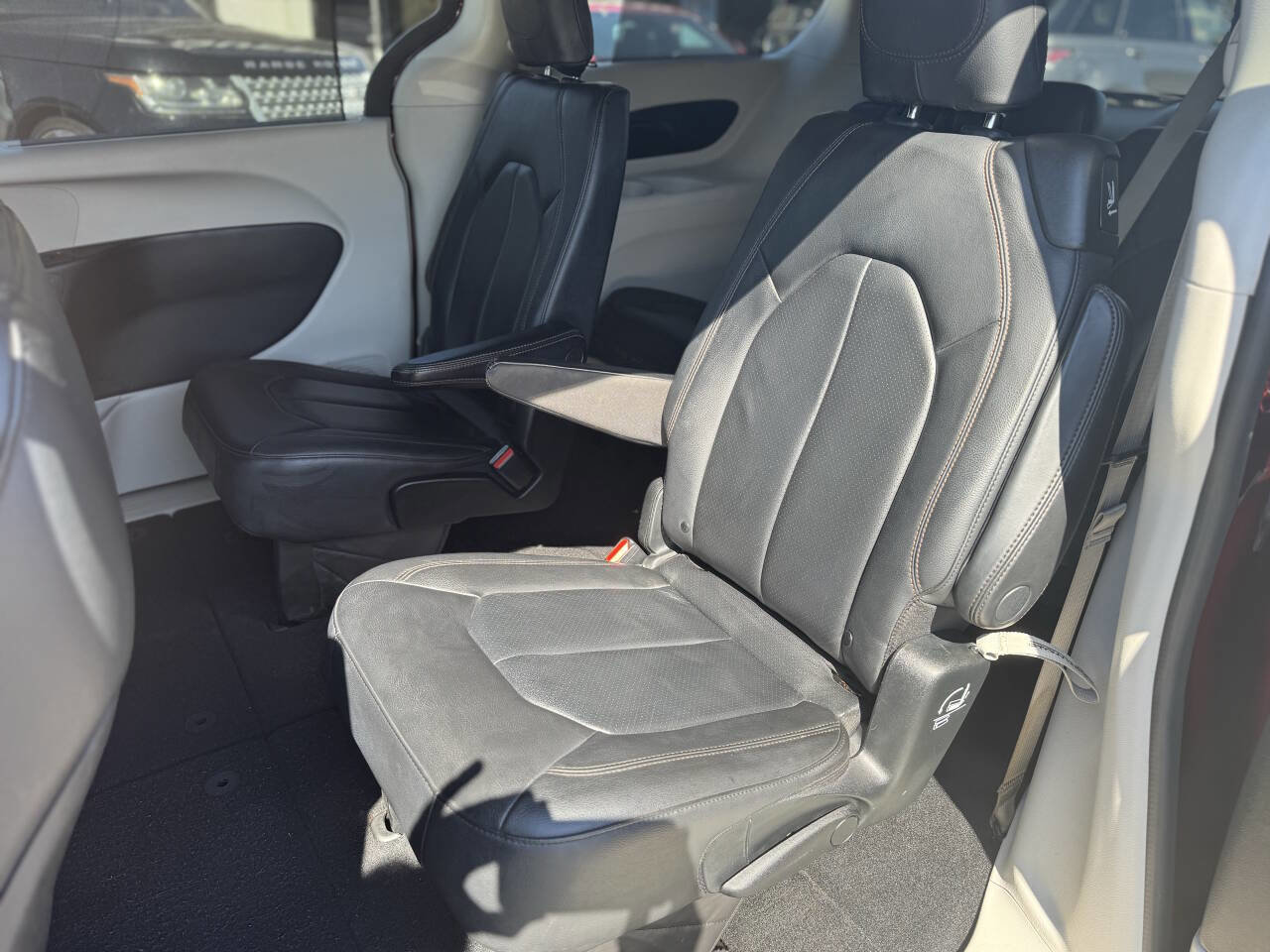 Used 2019 Chrysler Pacifica Touring-L FWD image 14