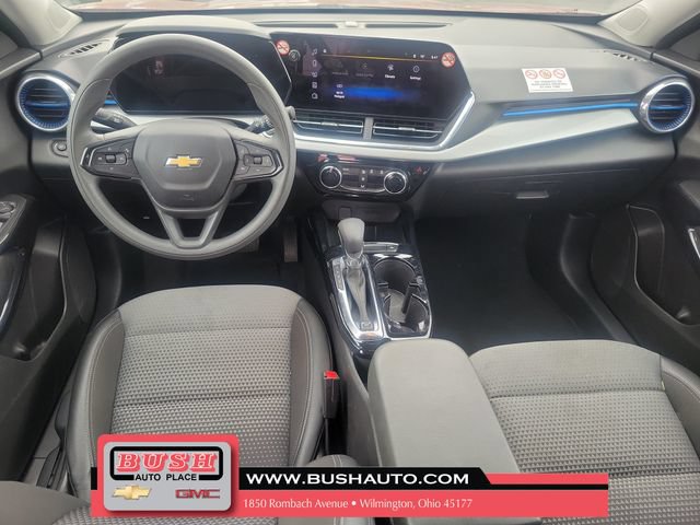 Used 2025 Chevrolet Trax LT FWD image 9