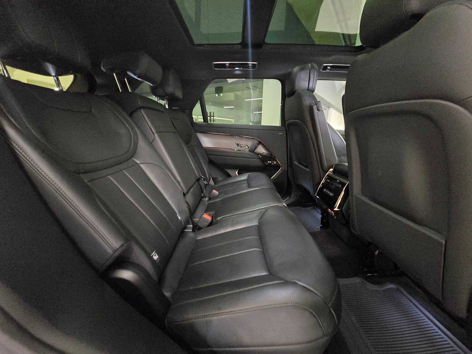 Used 2025 Land Rover Range Rover Sport SE AWD/4WD image 14