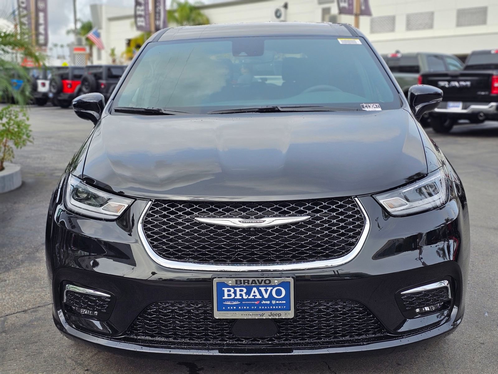 New 2026 Chrysler Pacifica Select image 2
