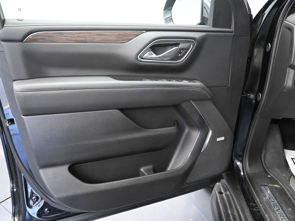 Used 2024 Chevrolet Suburban Premier image 23