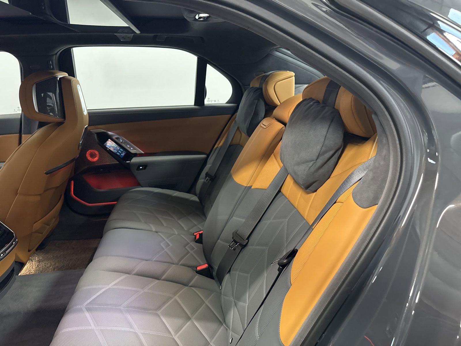 Used 2025 BMW i7 xDrive60 image 13