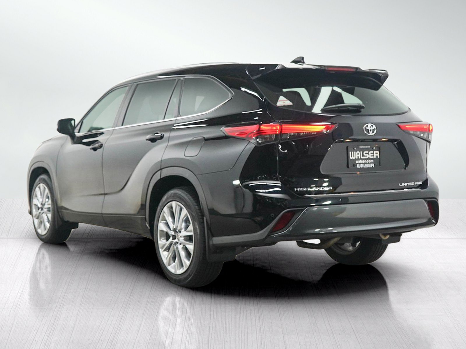 Used 2022 Toyota Highlander Limited AWD/4WD image 3
