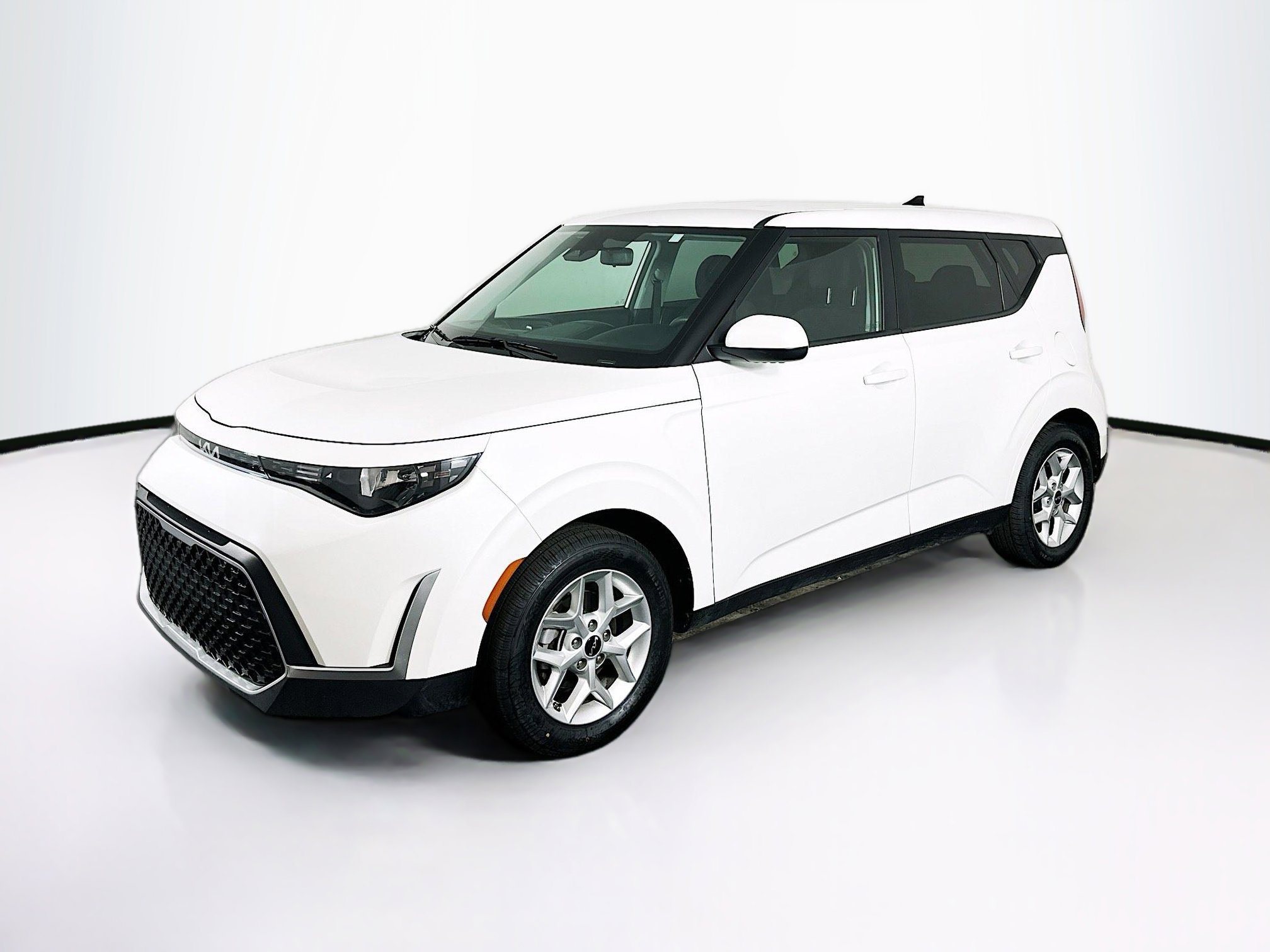 Used 2025 Kia Soul LX w/ LX Technology Package image 3