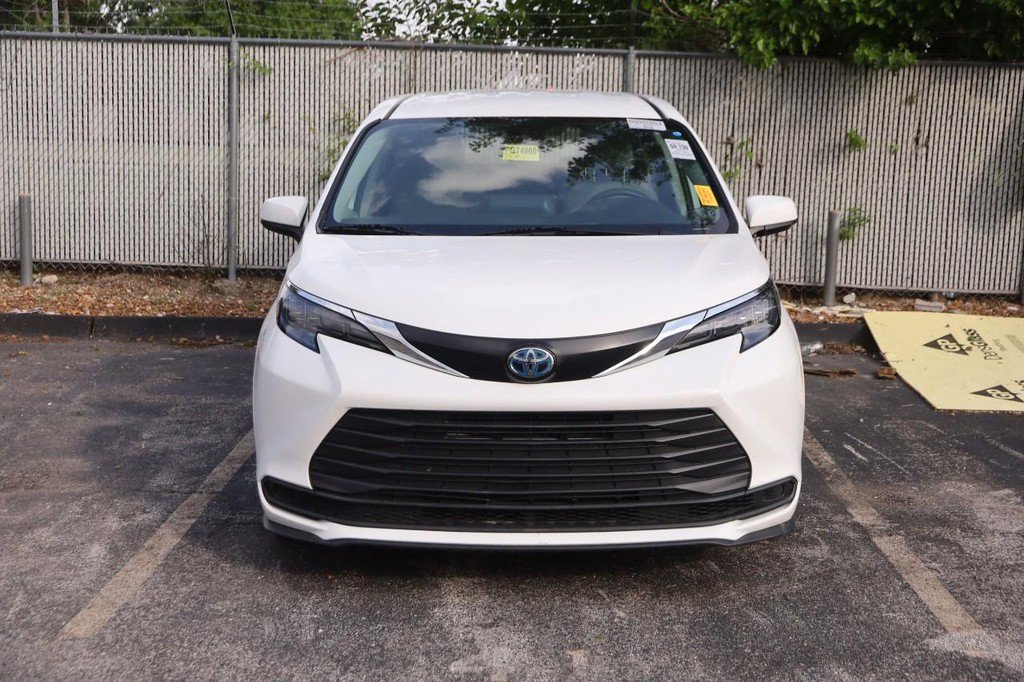 Certified 2024 Toyota Sienna LE FWD image 3
