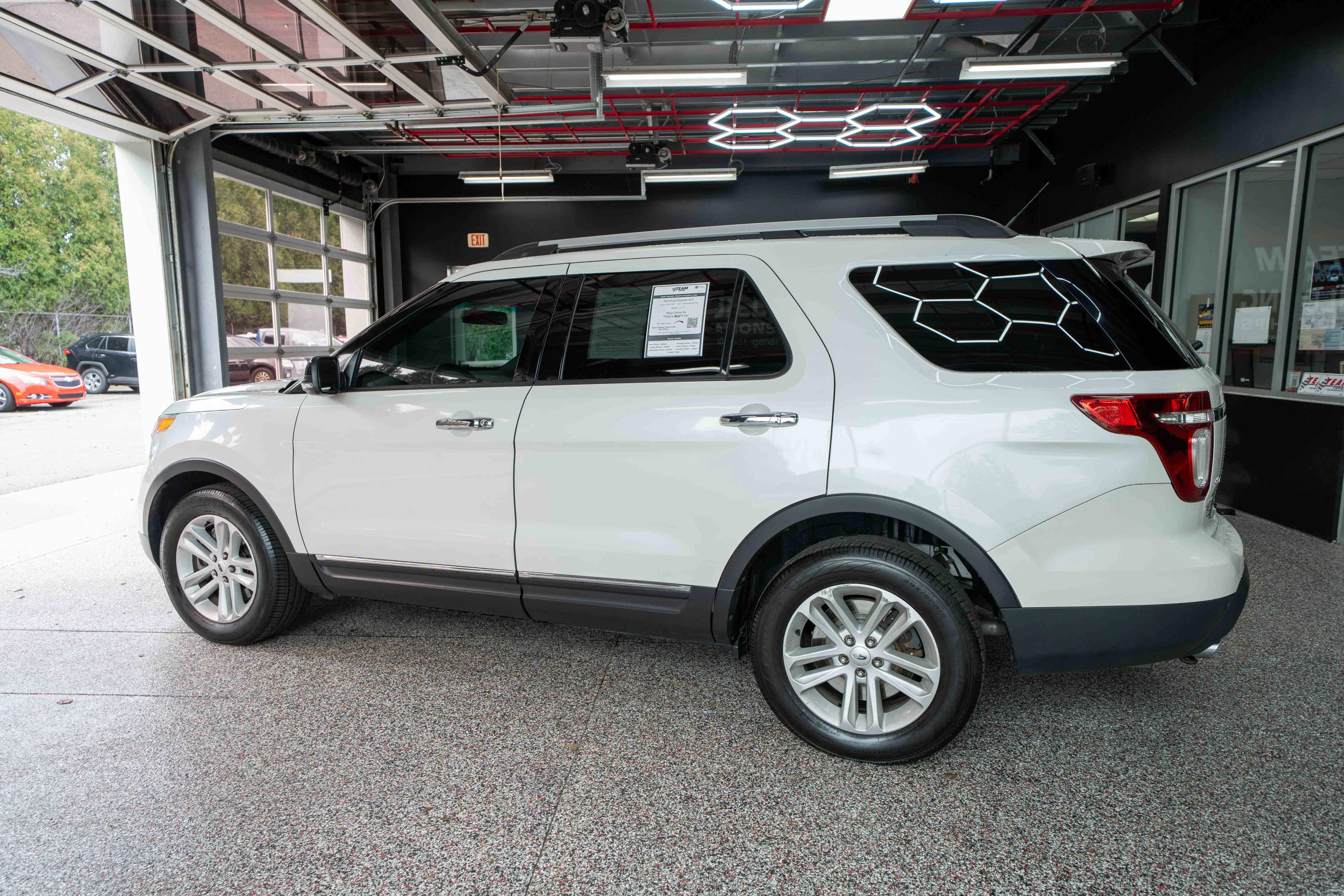 Used 2013 Ford Explorer XLT image 2
