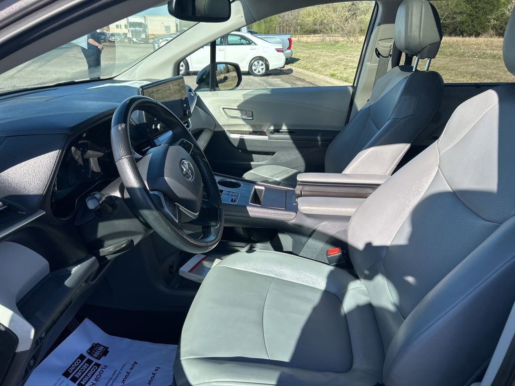 Used 2021 Toyota Sienna XLE image 11