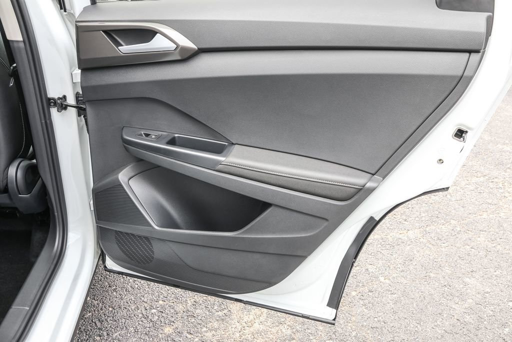 Used 2025 Volkswagen Taos SE image 33