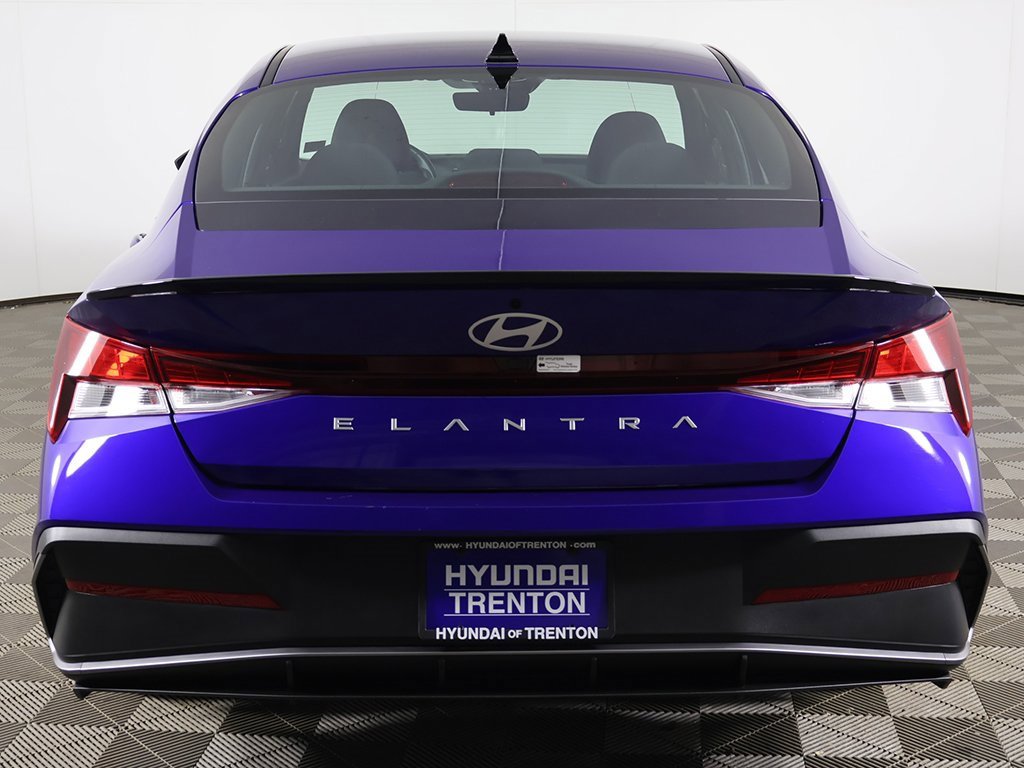 Certified 2025 Hyundai Elantra Sport image 10
