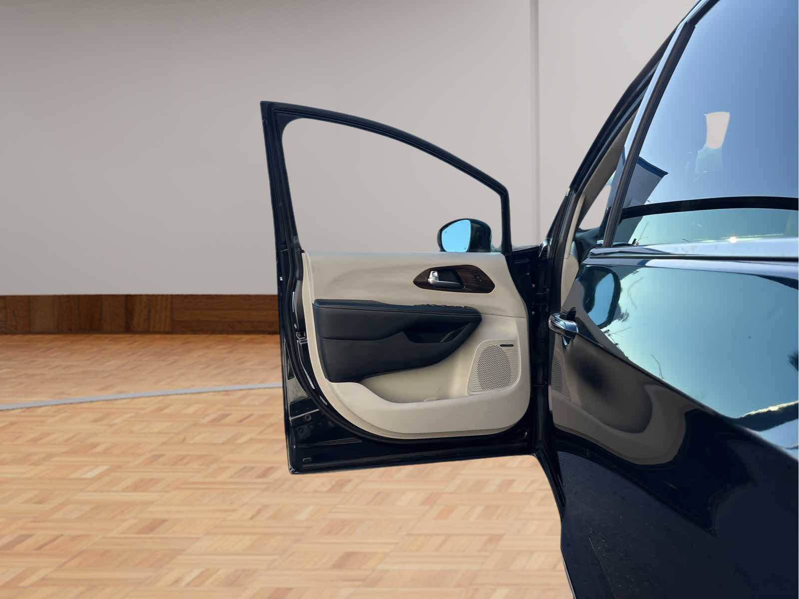 Used 2022 Chrysler Pacifica Limited FWD image 9