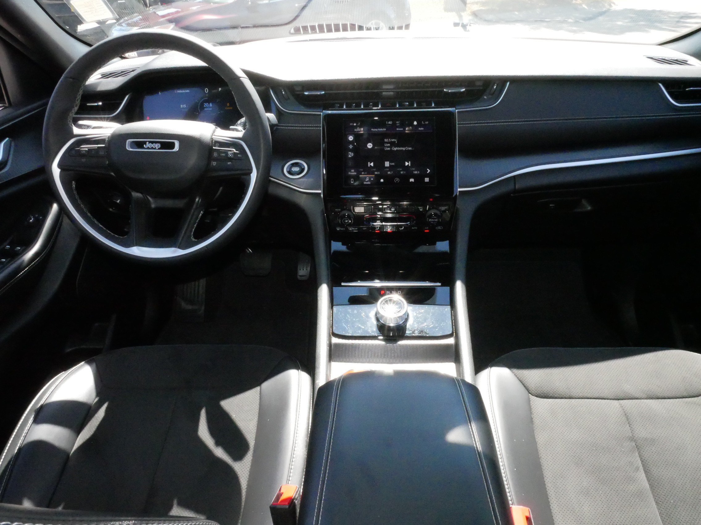 Used 2023 Jeep Grand Cherokee Altitude AWD/4WD image 10