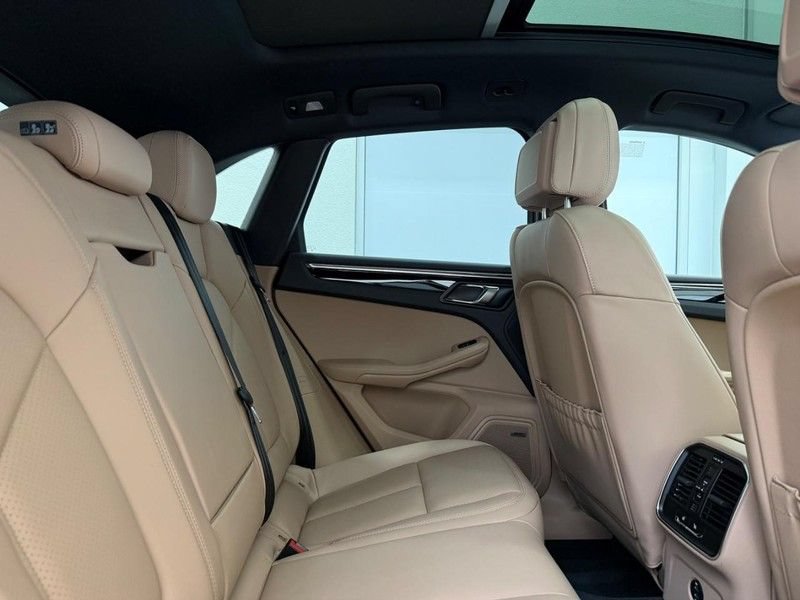 Certified 2025 Porsche Macan AWD/4WD image 14