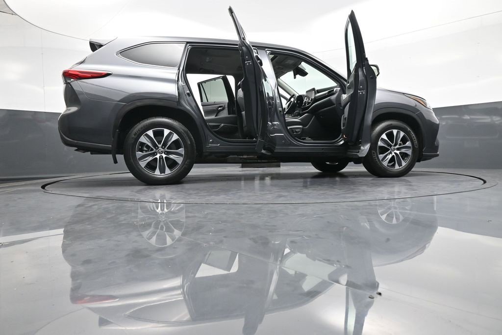 Certified 2023 Toyota Highlander XLE image 50