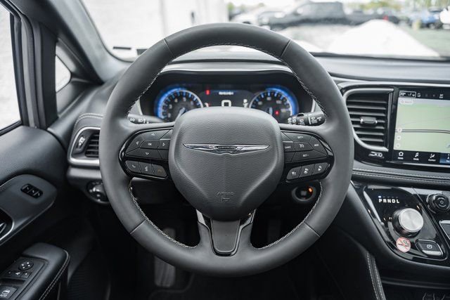 Used 2025 Chrysler Pacifica Limited image 35