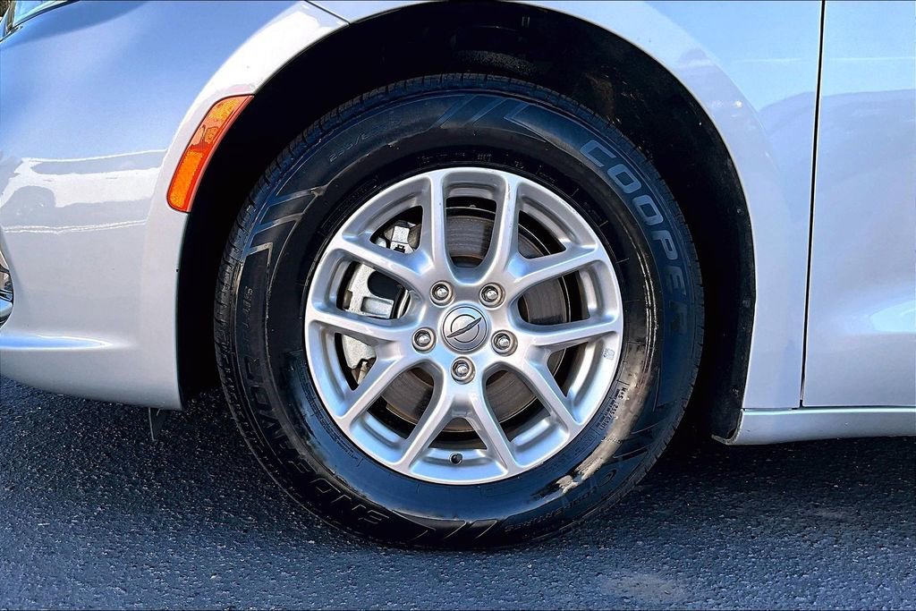 Used 2024 Chrysler Pacifica Touring-L image 33