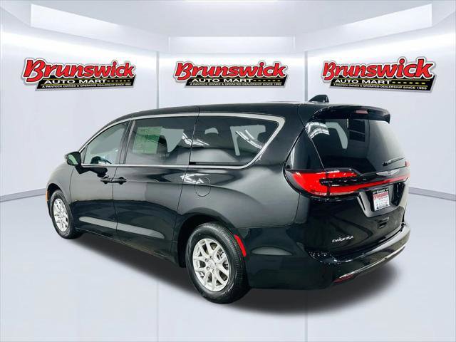 Used 2025 Chrysler Pacifica Select image 4