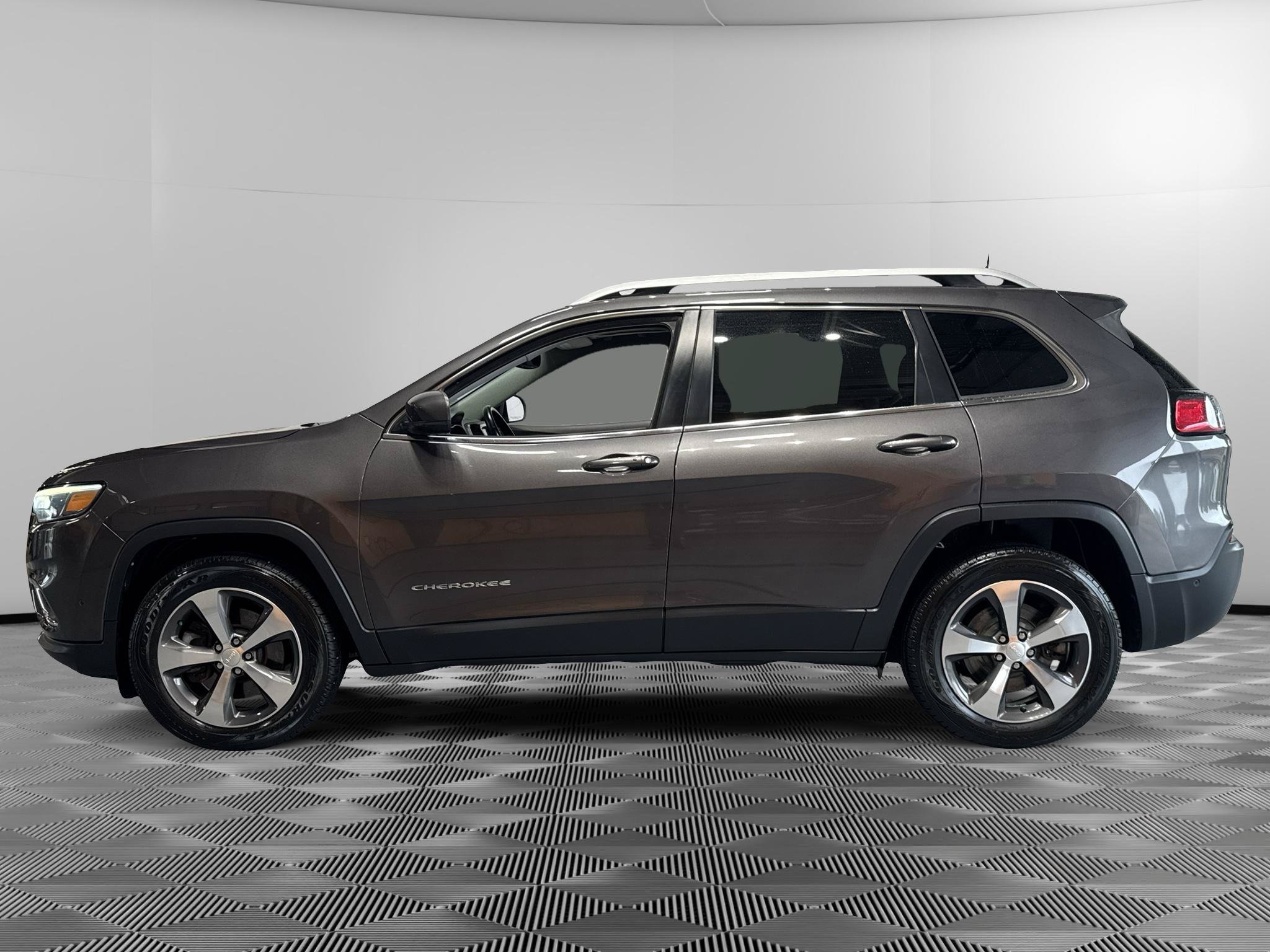 Used 2019 Jeep Cherokee Limited w/ Technology Group AWD/4WD image 2