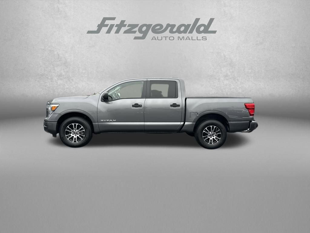 Used 2024 Nissan Titan SV image 4