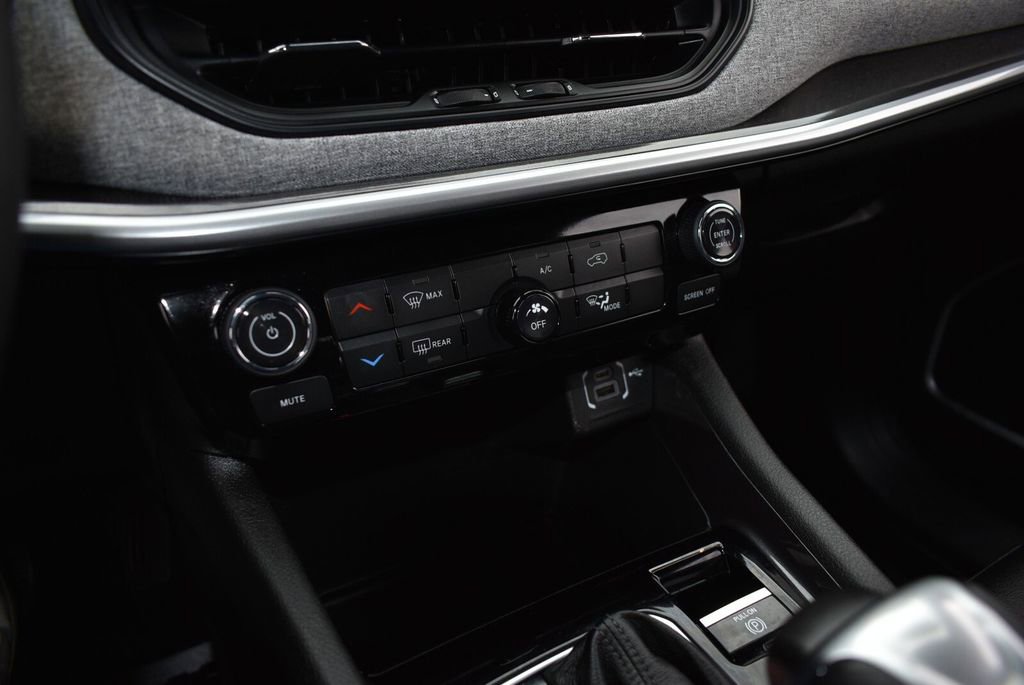 Used 2025 Jeep Compass Latitude image 15