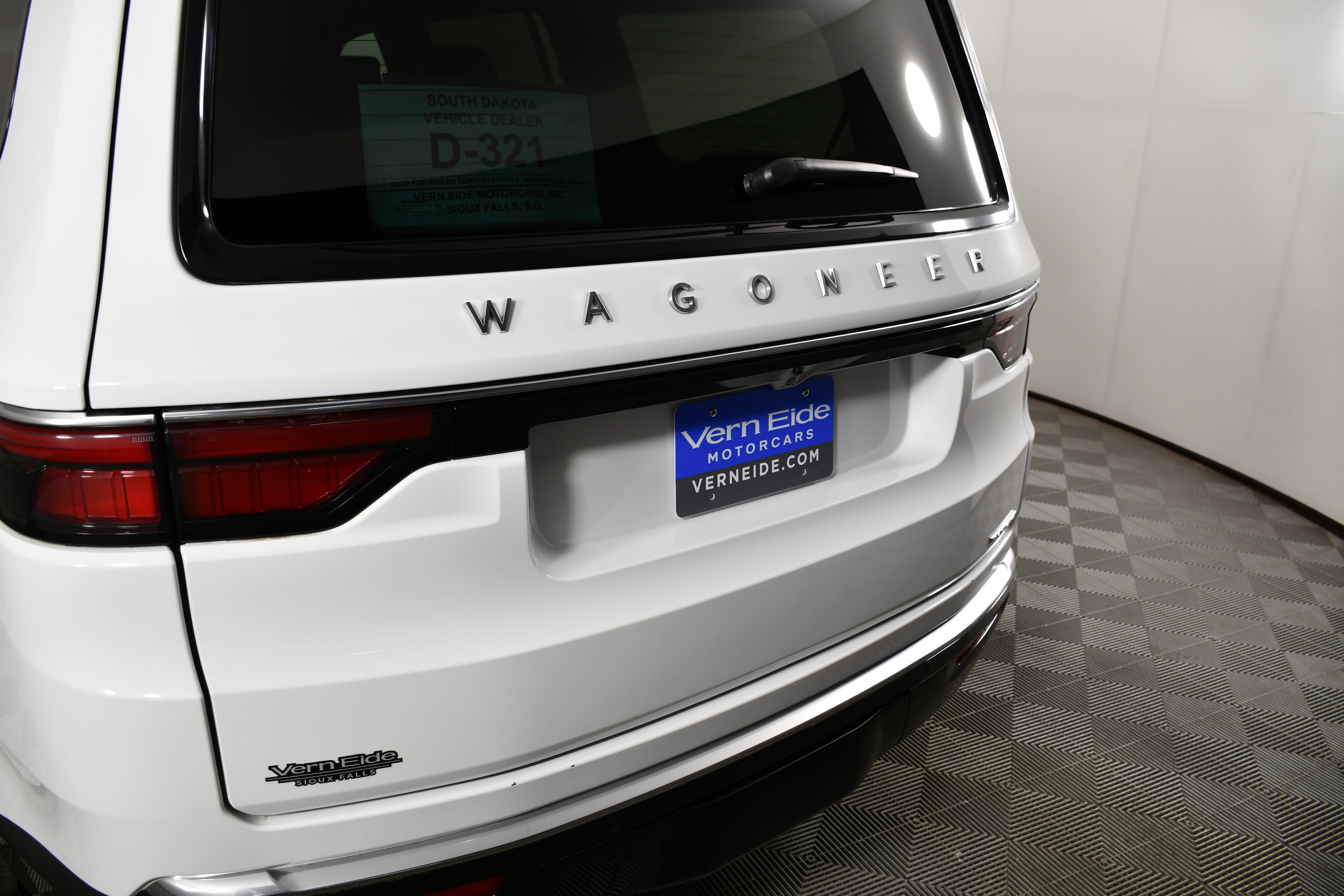 Used 2024 Jeep Wagoneer Series III AWD/4WD image 15