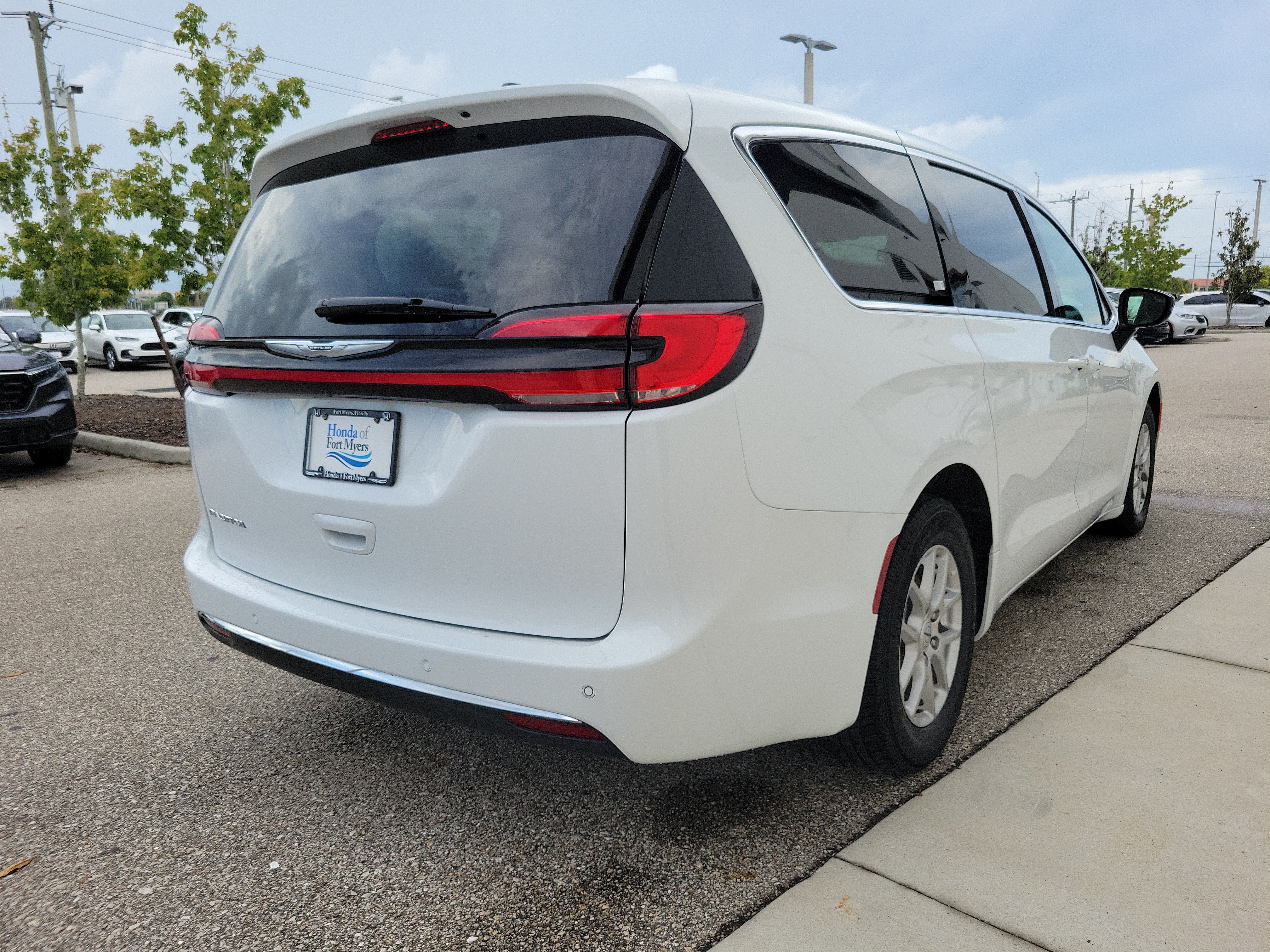 Used 2025 Chrysler Pacifica Select FWD image 6