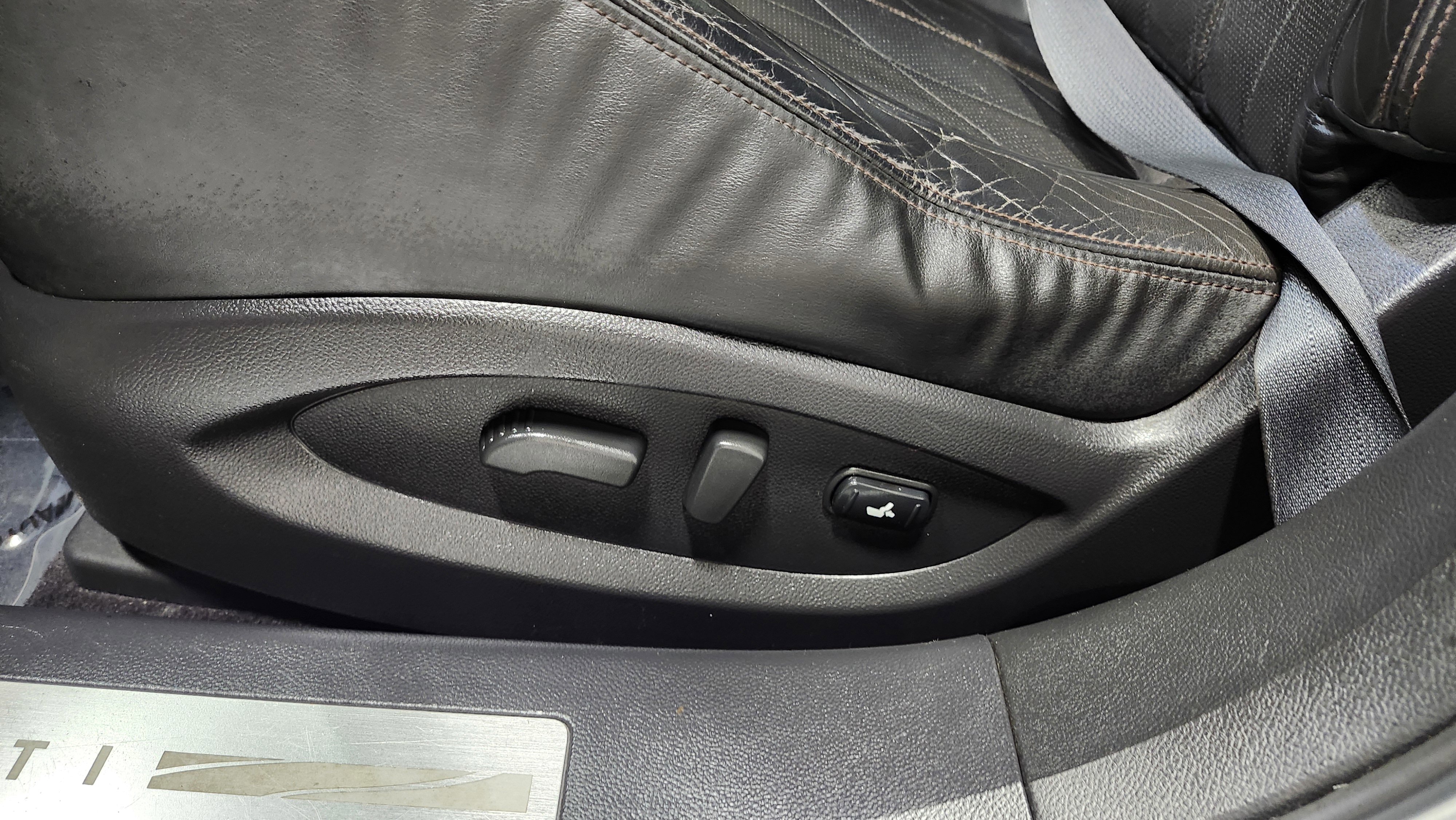 Used 2011 INFINITI FX35 AWD w/ Premium Pkg image 26