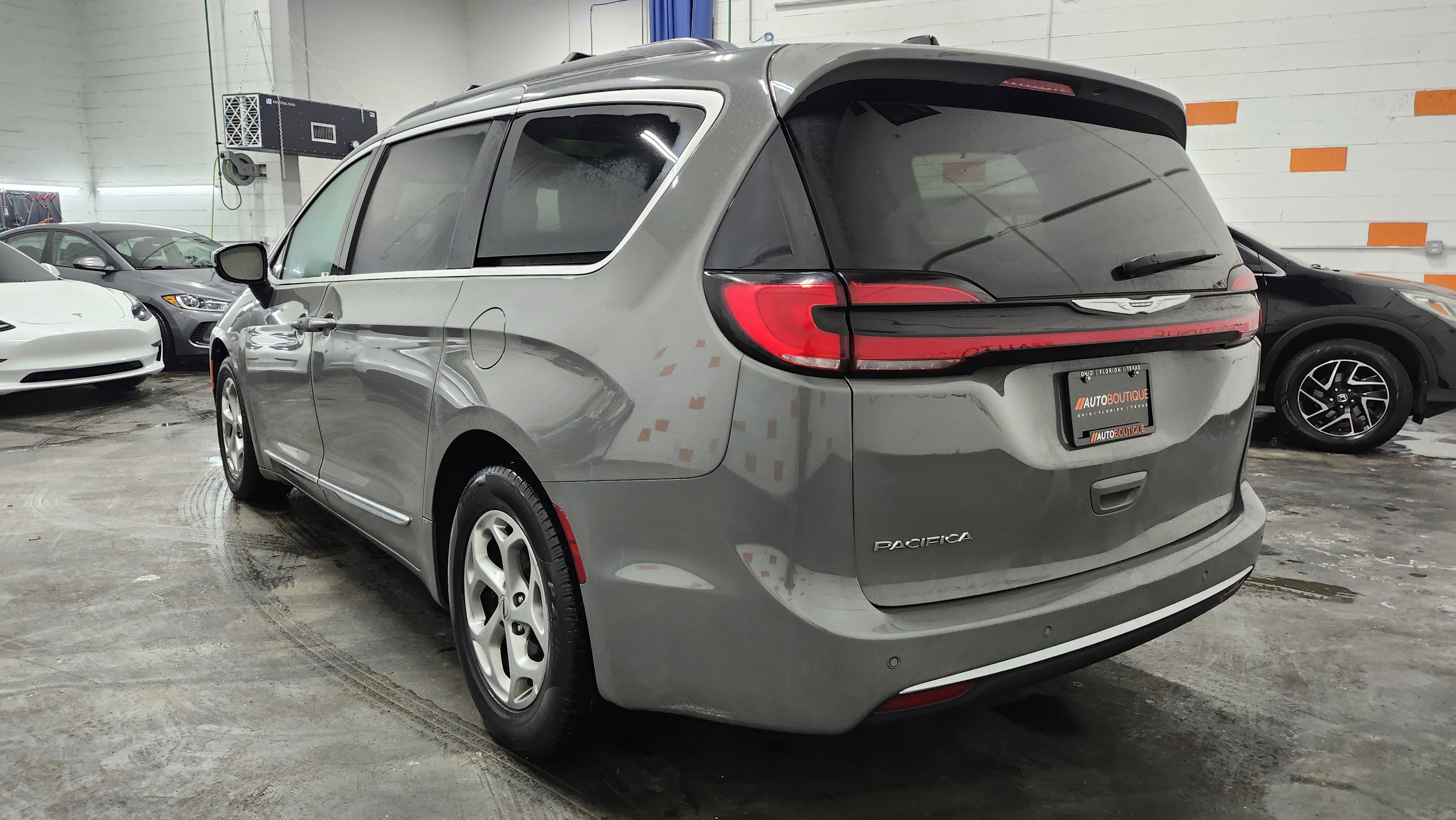 Used 2023 Chrysler Pacifica Limited image 16