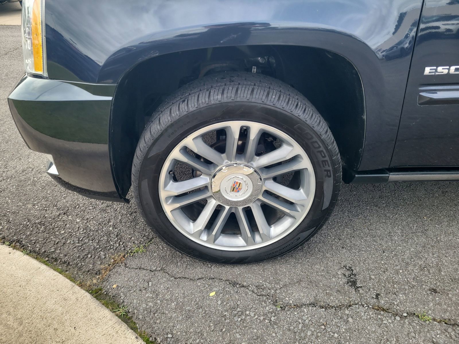 Used 2013 Cadillac Escalade Premium RWD image 9
