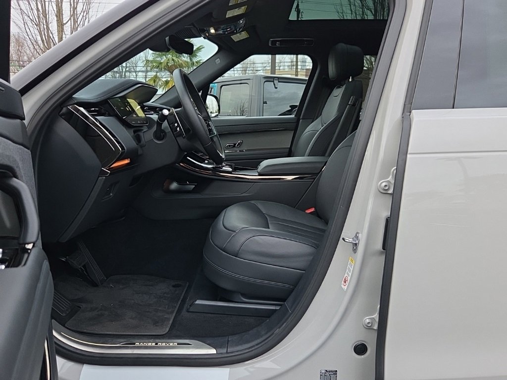 Used 2025 Land Rover Range Rover Sport SE image 4
