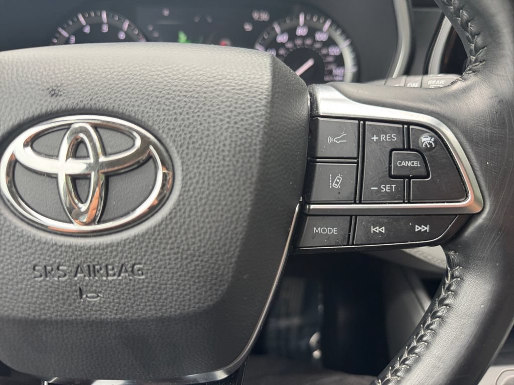 Used 2021 Toyota Highlander XLE AWD/4WD image 30