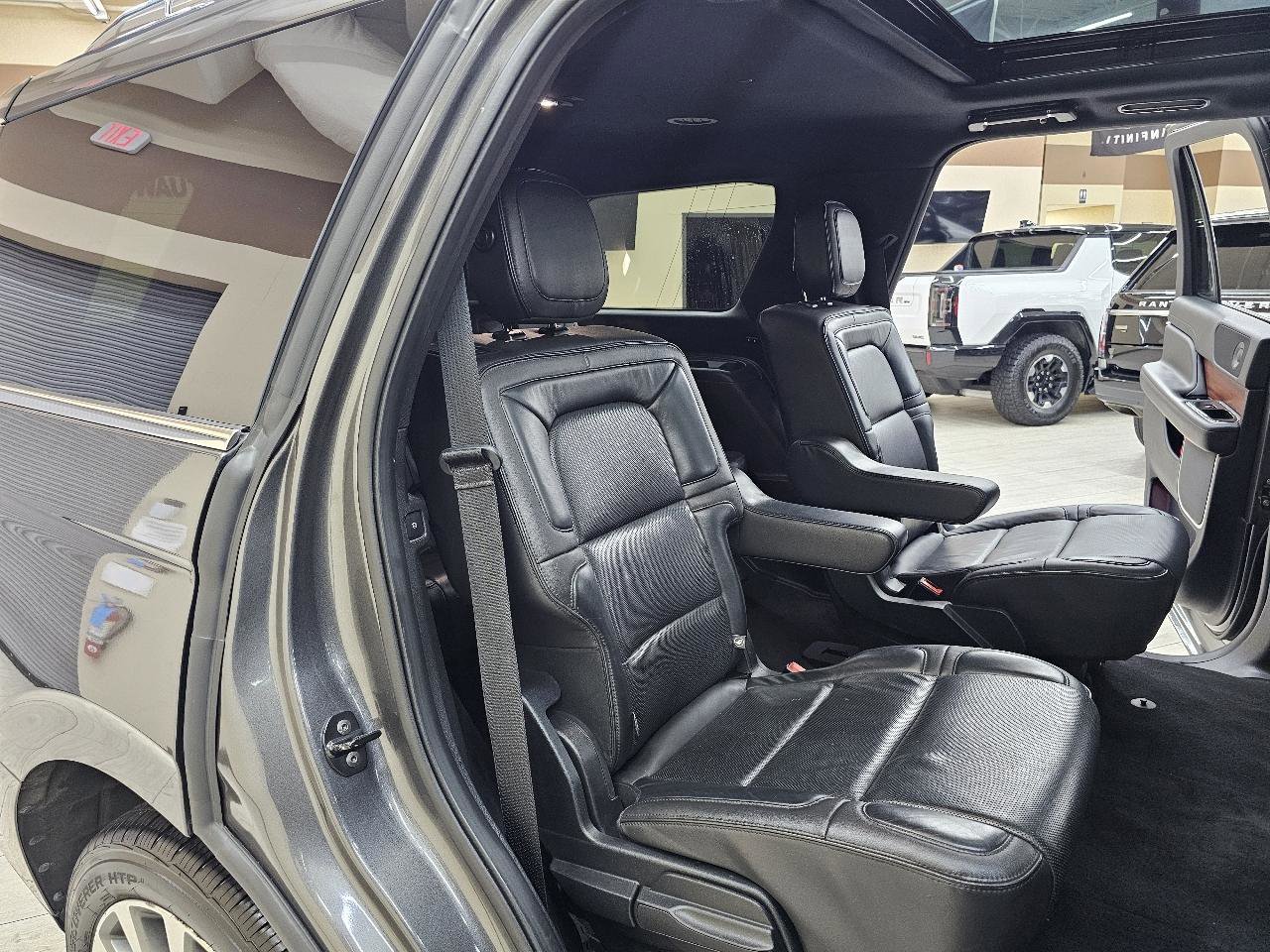 Used 2018 Lincoln Navigator Select w/ Technology Package image 23
