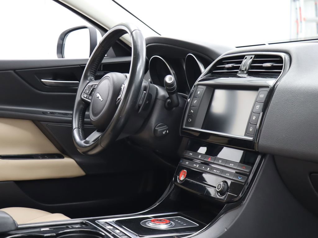 Used 2017 Jaguar XE Premium image 29